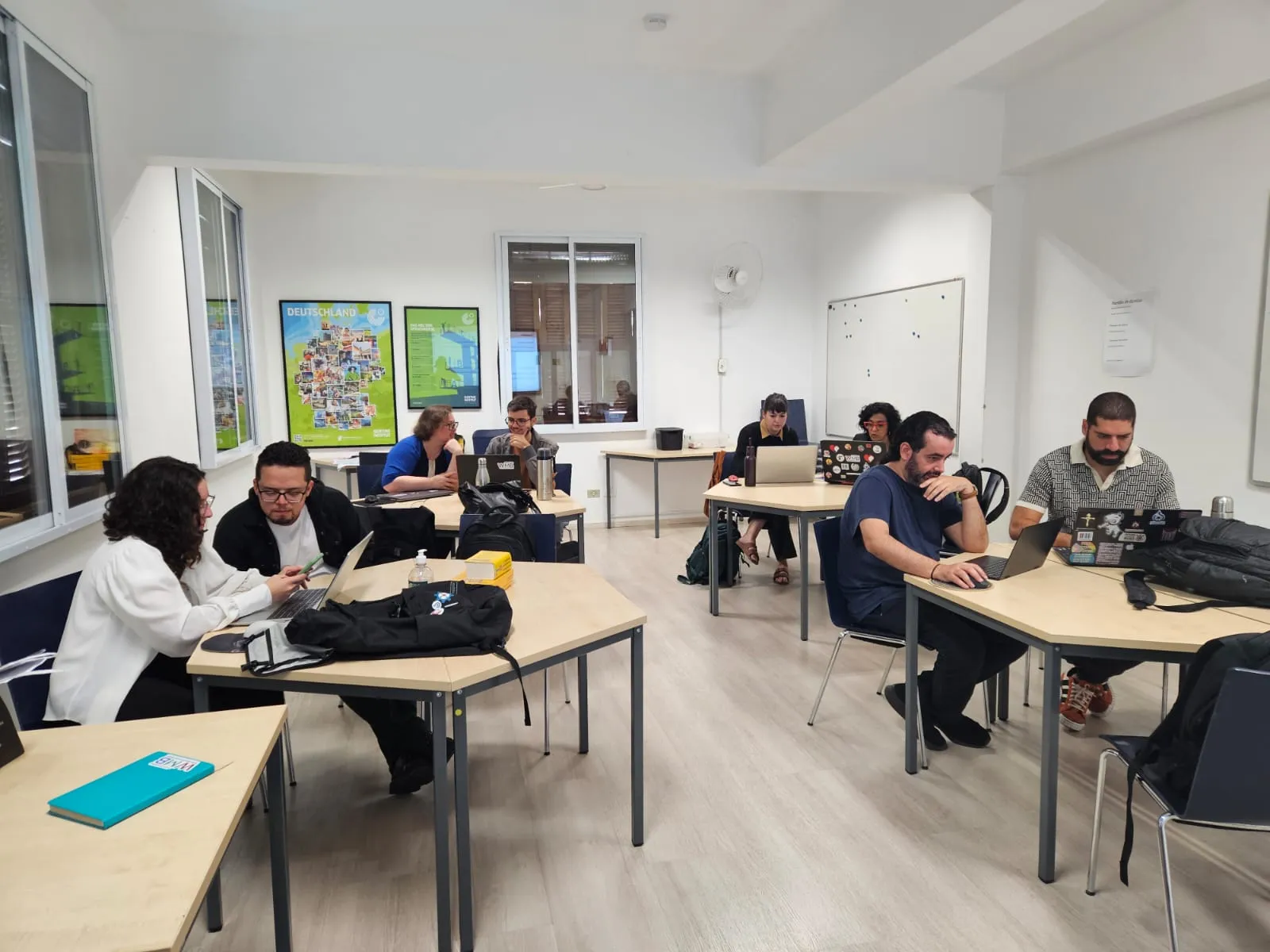 Peserta lokakarya mendesain konten media sosial di laptop