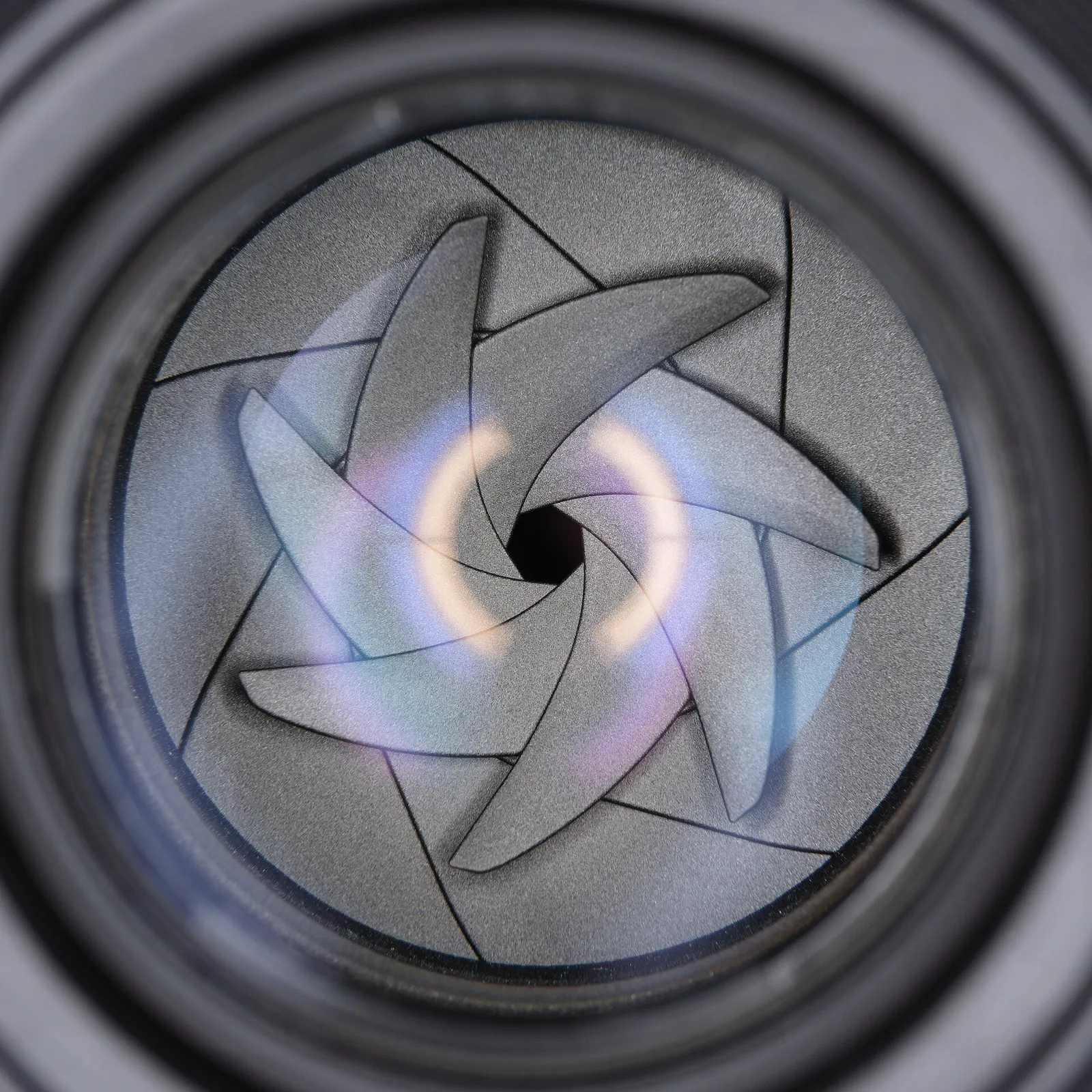 Bilah-bilah aperture di dalam lensa kamera