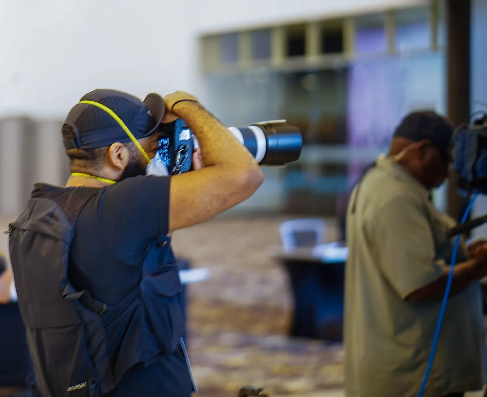 Fotografer memotret dengan lensa tele di tengah acara konferensi